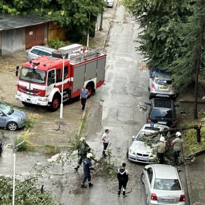 7 автомобила са с щети след бурята в Пазарджик