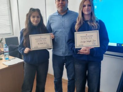 Браво!Две десетокласнички от ЕГ „Бертолт Брехт“ в Пазарджик бяха отличени за достойна постъпка