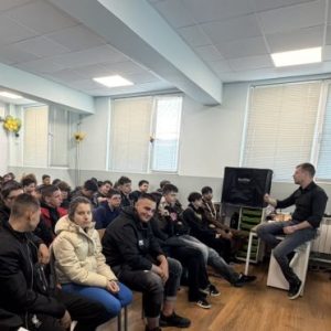 Д-р Димитър Бакалов разказа за вредата от вейповете в Професионалната гимназия по механоелектротехника