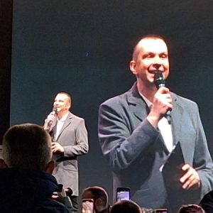 Коледната елха в сърцето на града заблестя, концерт на Любо Киров зарадва пазарджиклии