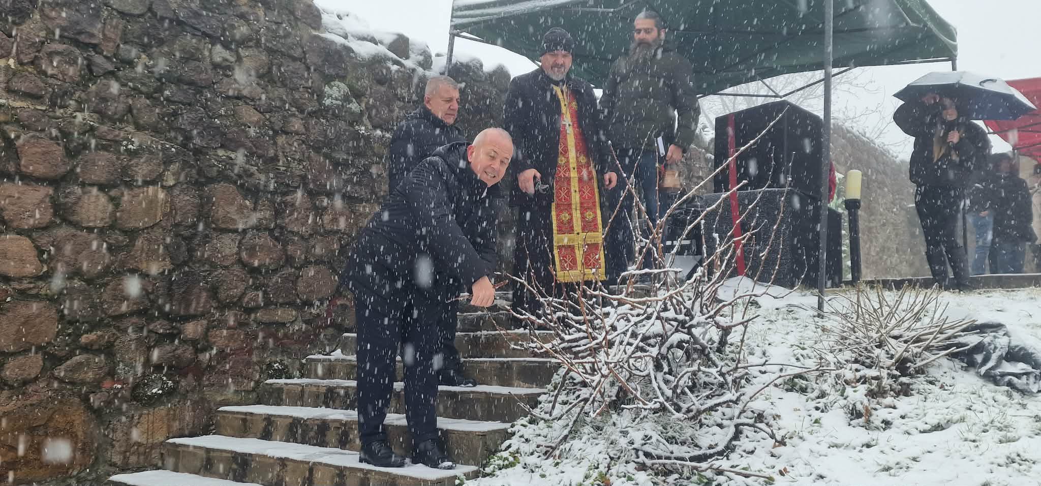 Кметът Йордан Младенов заряза лозата на Перистера, Румен Мугленчов стана Цар на виното в Пещера 5 622706226 33647960304818458 7023992235024579619 n