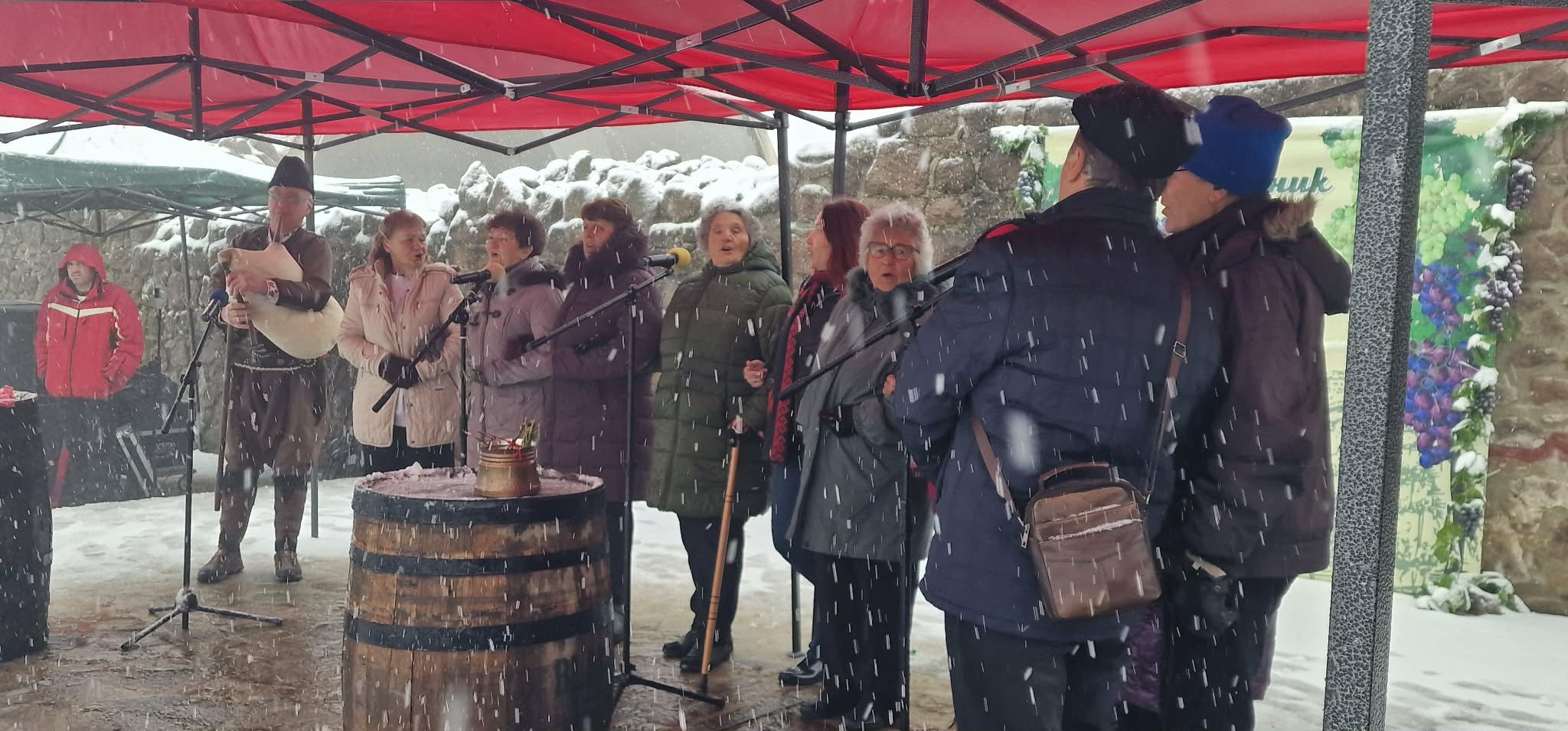 Кметът Йордан Младенов заряза лозата на Перистера, Румен Мугленчов стана Цар на виното в Пещера 6 624542537 33647960131485142 1011327971897084869 n